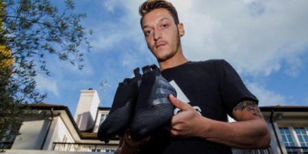 Озіл з бутсами Adidas Laceless